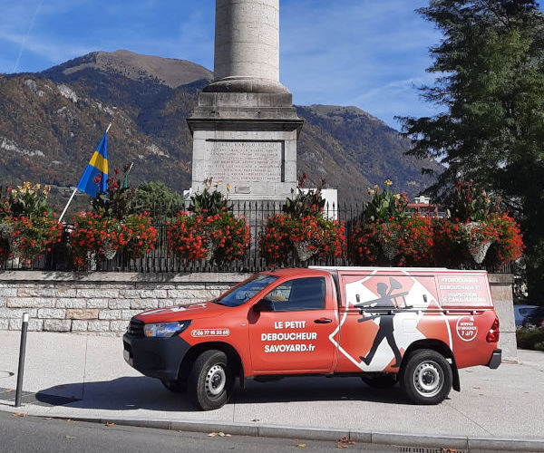 Photo du camion du petit déboucheur savoyard, entreprise de débouchage en Haute-Savoie 