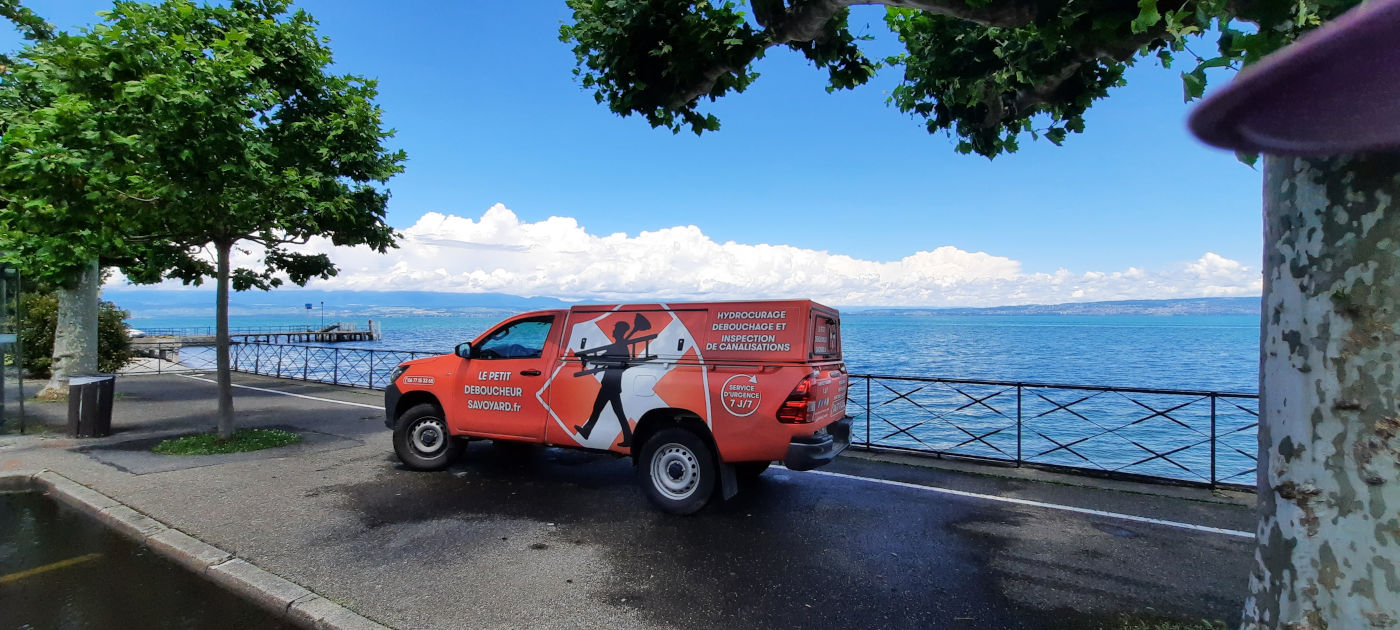 Photo du camion du petit déboucheur savoyard, entreprise de débouchage en Haute-Savoie 