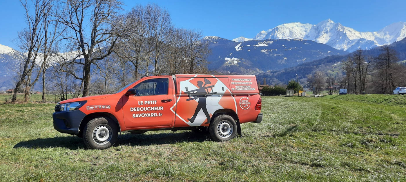 Photo du camion du petit déboucheur savoyard, entreprise de débouchage en Haute-Savoie 