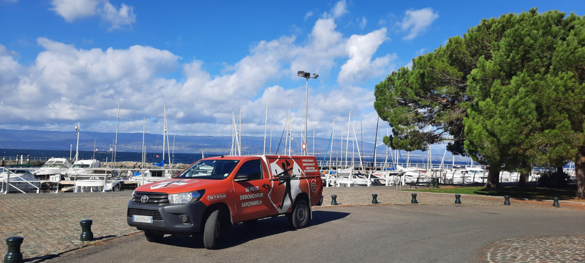 Photo du camion du petit déboucheur savoyard, entreprise de débouchage en Haute-Savoie 