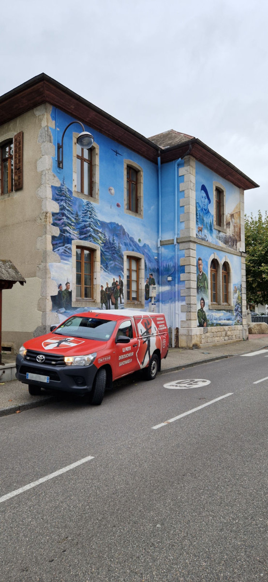 Photo du camion du petit déboucheur savoyard, entreprise de débouchage en Haute-Savoie 