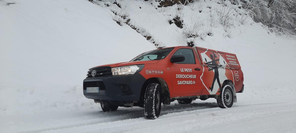 Photo du camion du petit déboucheur savoyard en hiver